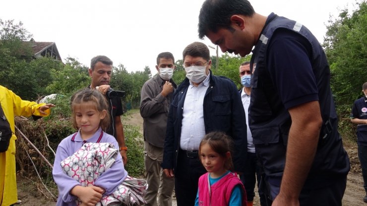 Bakan Kurum, çocuklarını selden kurtarırken yaralanan baba ile görüştü