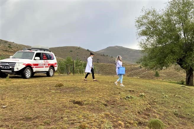 3 bin rakımlı yaylada mobil ekiplerden aşı hizmeti