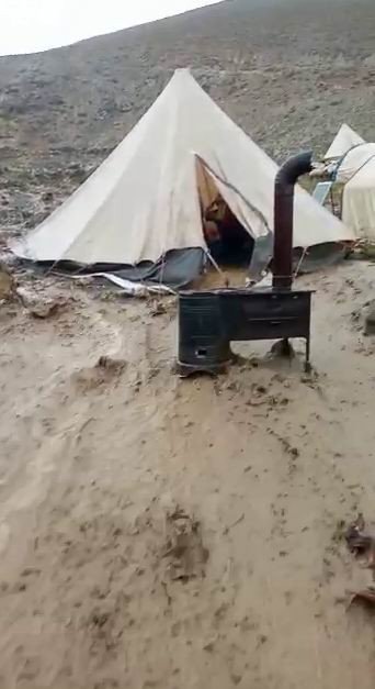 Sağanak yağış göçerleri vurdu: Çadırlar sular altında kaldı
