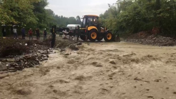 Dere yatağı taştı Bartın-Ulus karayolu ulaşıma kapandı
