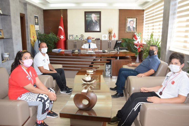 Kumluca Kaymakamı Kolsuz, madalyalı judocuları ağırladı