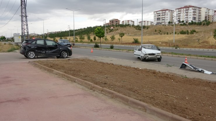 Otomobiller çarpıştı: 3 yaralı
