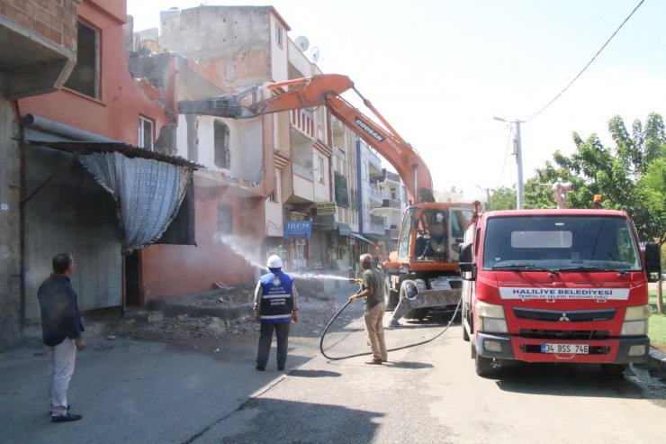 Haliliye’de riskli ve metruk yapıların yıkımı gerçekleştiriliyor