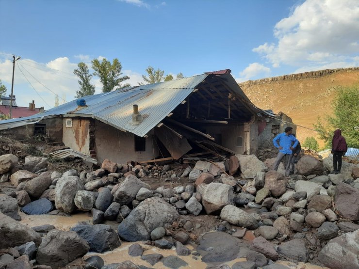 Ağrı’da sel suları evini basınca kalp krizi geçiren kadın hayatını kaybetti