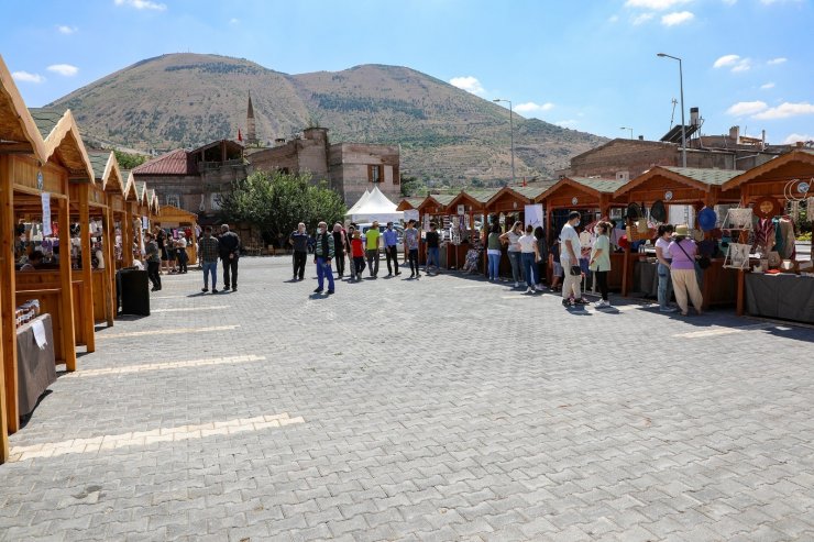 Maharetli Eller yapıyor, pazarda alıcısıyla buluşuyor