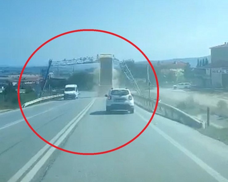 Damperi açılan kamyon PTS direğine böyle çarptı