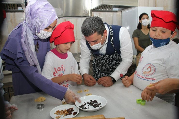 Savaşçı, özel eğitim öğrencileriyle birlikte pasta yaptı