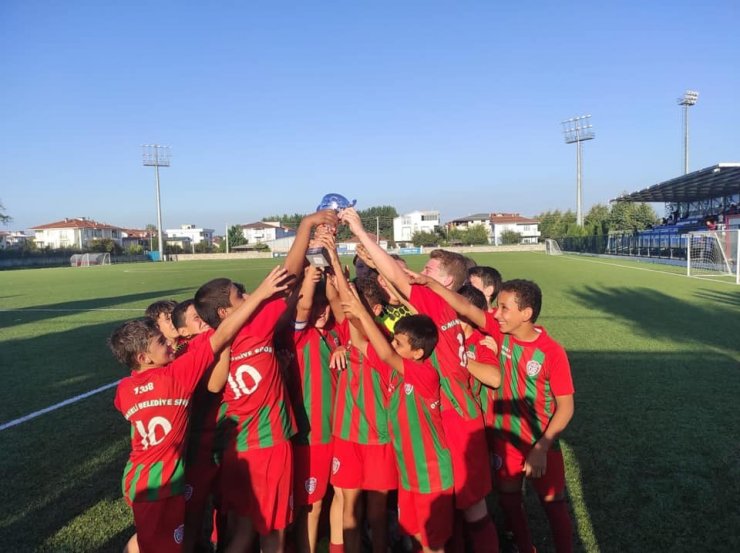 1308 Osmaneli Belediyespor U11 Futbol Takımı Sakarya’da şampiyon oldu