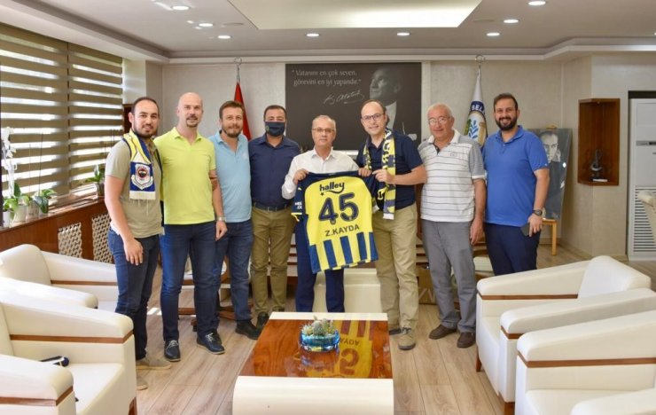 Fenerbahçeliler Derneğinden Başkan Kayda’ya forma hediyesi
