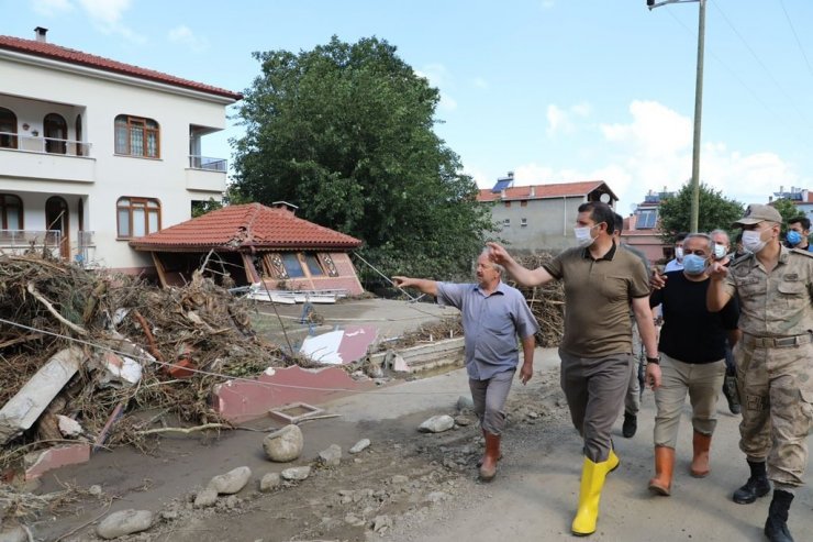 Vali Ayhan afet bölgesinde yaraları sarıyor