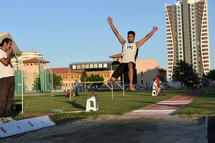 723 sporcu Mersin’de mücadele ediyor