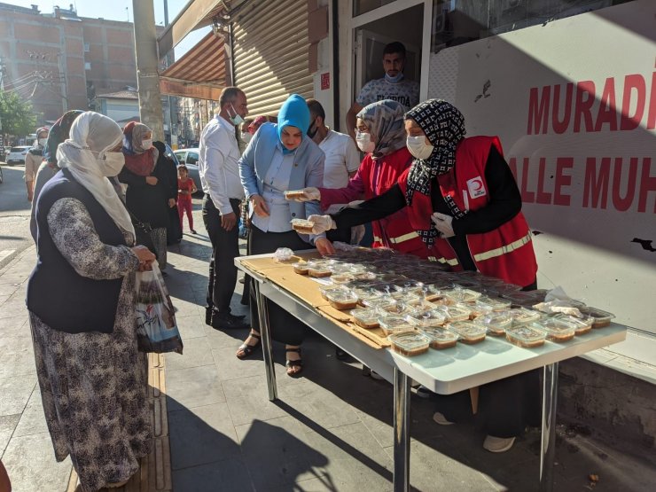 Kızılay Diyarbakır Şubesi 5 bin kişiye aşure ikramında bulundu