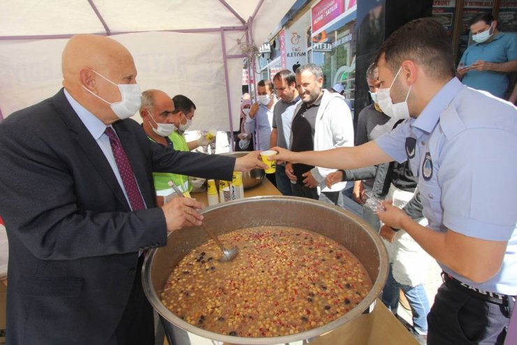 Bayburt’ta aşure dağıtımı
