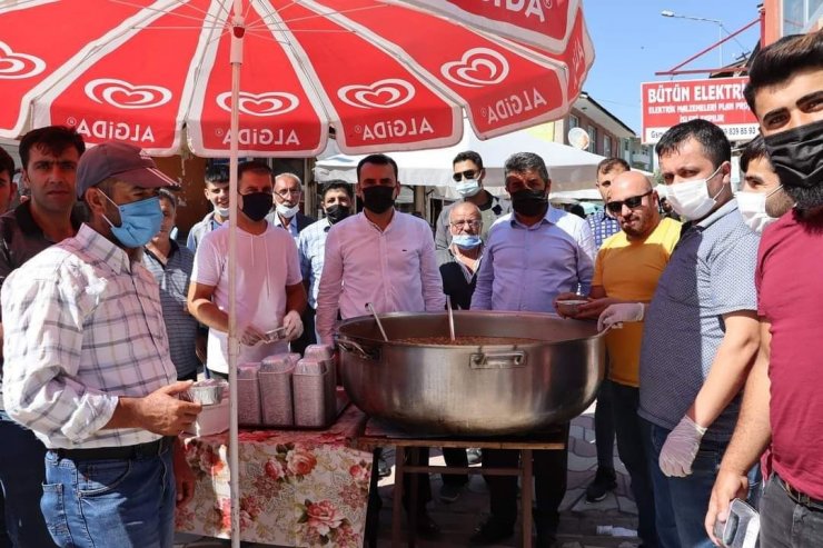 Tercan’da vatandaşlara aşure dağıtıldı