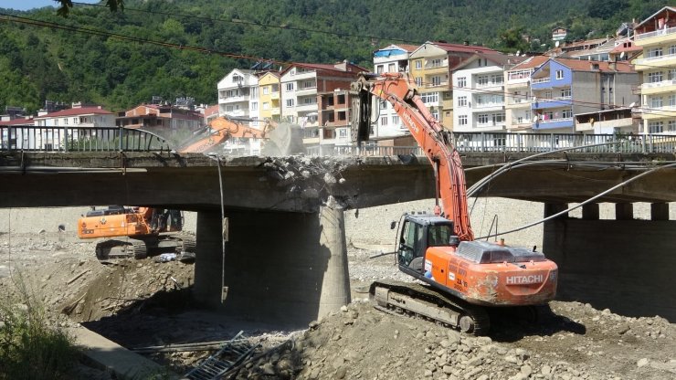 Selde hasar gören Ayancık Köprüsü’nün yıkımına başlandı