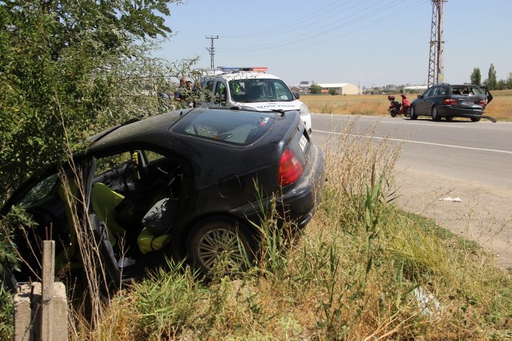 Otomobiller çarpıştı, biri bahçeye daldı: 4 yaralı