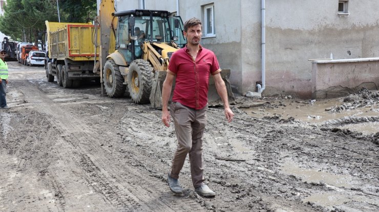 Kendisi de dahil tüm ailesi selde mahsur kaldı, babasını kaybetti