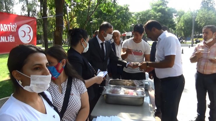 MHP Diyarbakır İl Başkanlığı’ndan vatandaşlara aşure ikramı