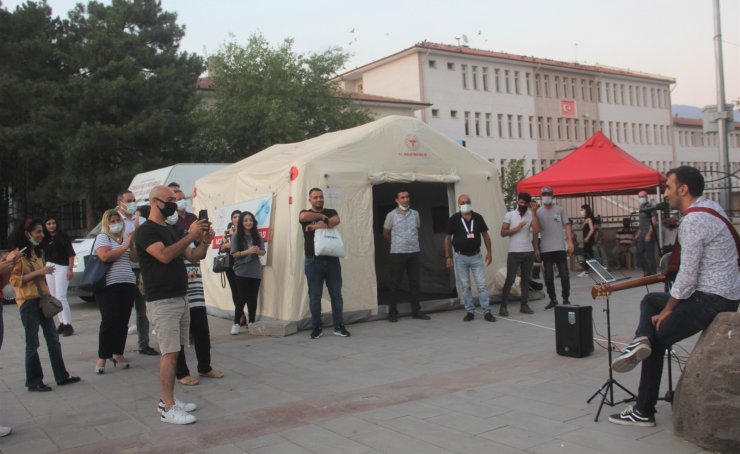Vatandaşlara canlı müzik ile “aşı ol” çağrısı