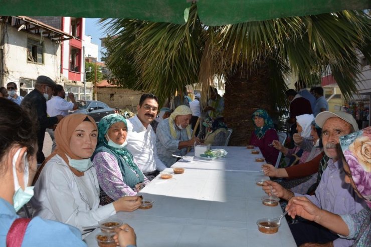 Selendi’de aşure ikramı yapıldı