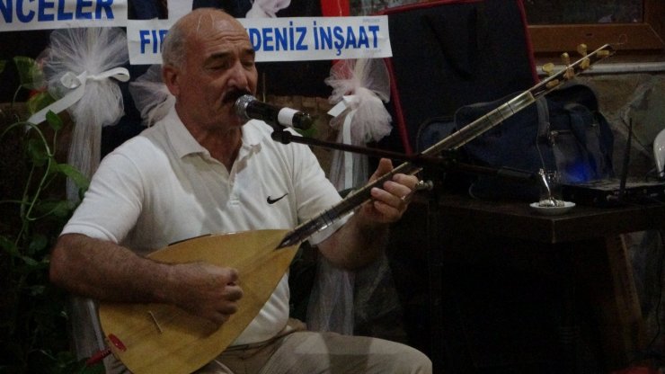 Halk ozanı aşıklar, saz ve sözleri ile vatan ve bayrak sevgisini anlattı