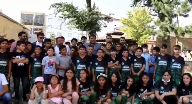 Kaymakam Balcı’dan çocuklara forma sürprizi