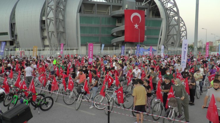 30 Ağustos Bisiklet Turu’nda bin 200 kişi pedalladı
