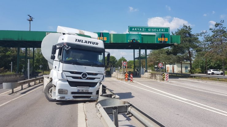 Tekeri patlayan tır gişenin bariyerlerine çarptı: 1 hafif yaralı