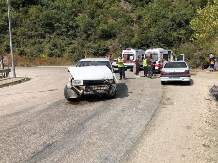 Bursa’da iki otomobil kafa kafaya çarpıştı, 7 kişi hafif yaralandı