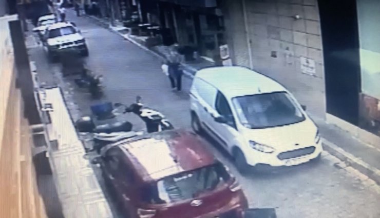İstanbul’da dehşet anları: Aracın altında kalan kadını böyle kurtardılar