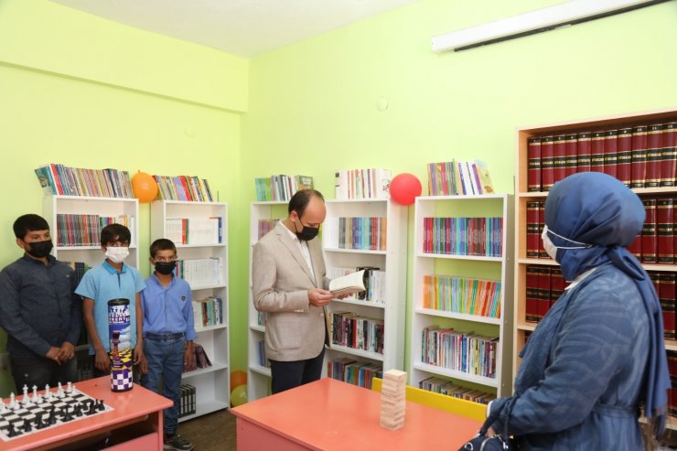 Başkale’de pandemi sürecinde yapılan okul kütüphanesi öğrencilerin hizmetine açıldı