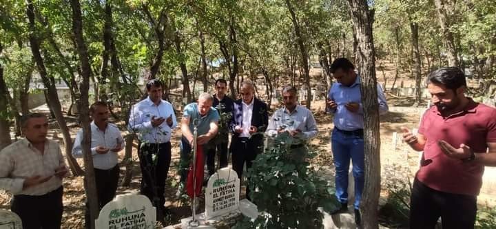 AK Parti Şemdinli ilçe teşkilatı, Ahmet Budak’ı mezarı başında andı