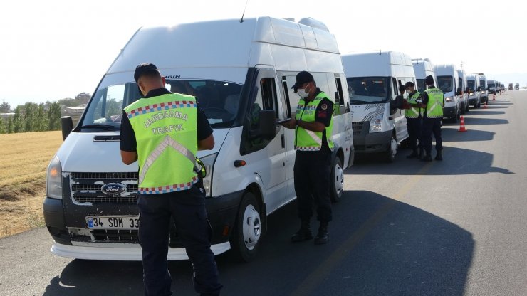 Jandarma servis araçlarını drone ile denetledi