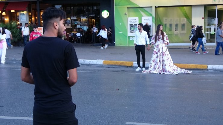 Taksim Meydanı yabancı çiftlerin ilgi odağı oldu