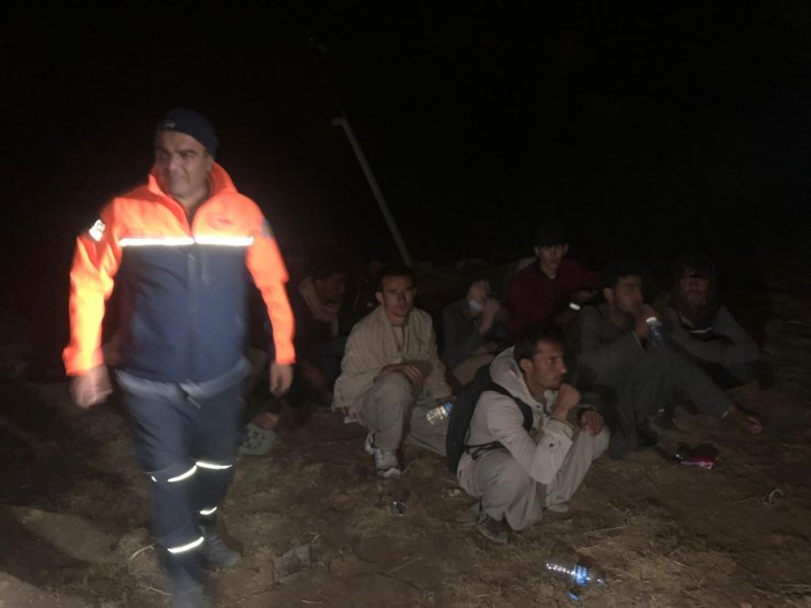 AFAD ve jandarma kayalıklarda mahsur kalan düzensiz göçmen için alarma geçti
