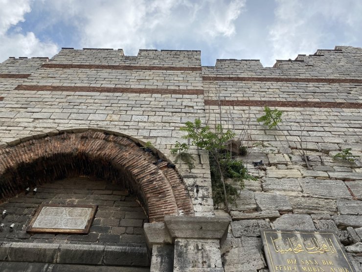 Fatih Sultan Mehmet’in ordusunun İstanbul’a girdiği kapı madde bağımlıları ve evsizlere mesken oldu