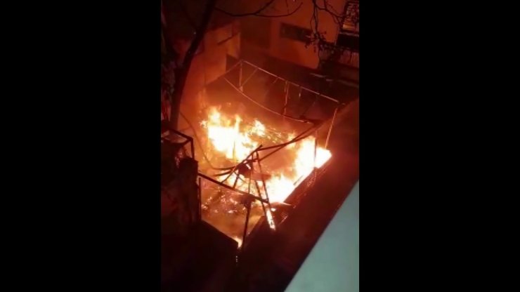 Kadıköy’de 3 katlı restoran alev alev yandı