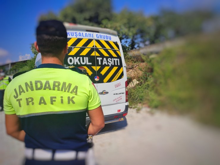 Samandağ’da jandarma trafik ekipleri öğrenci servis araçlarını denetledi