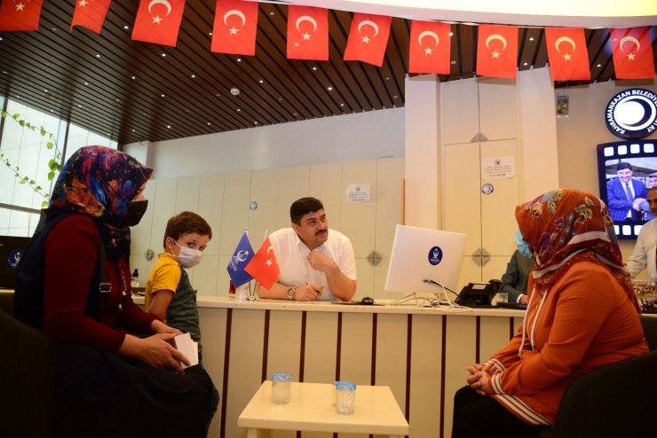 Dertleri, sorunları dinliyor, çözüm için çalışıyor