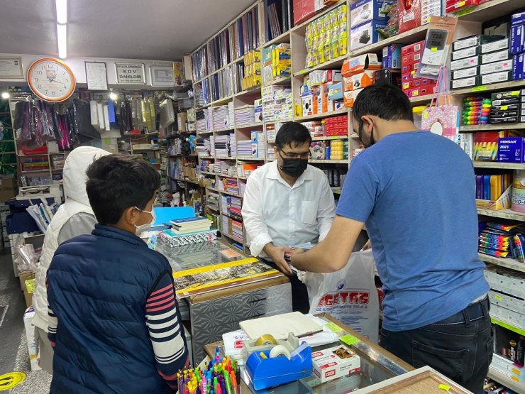 Bu kırtasiye 21 yıldır ihtiyaç sahibi ailelerin yanında oluyor