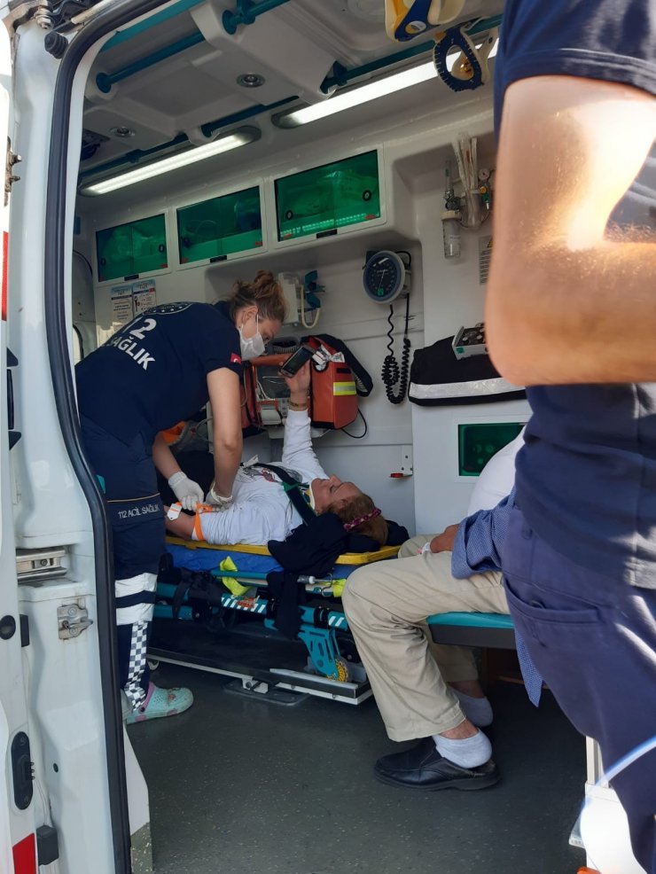 Büyükada’da polis otosuna çarpan bisikletli yaralandı