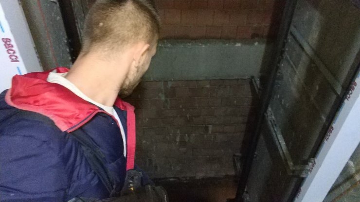 İnşaatta asansör boşluğuna düşen işçi ağır yaralandı