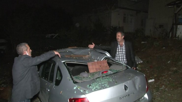 Şiddetli rüzgar nedeniyle Sultangazi’de bazı ev ve ahırların çatısı uçtu