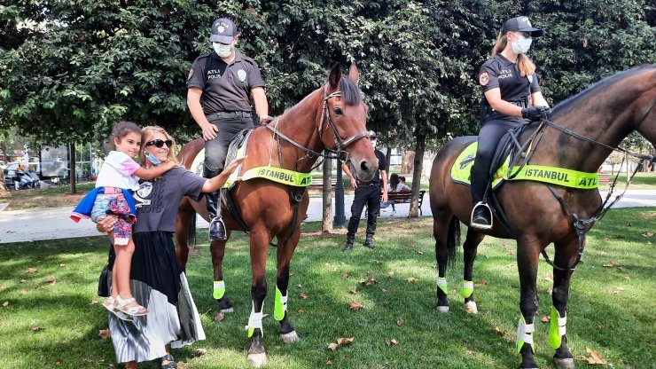Beşiktaş’ta atlı polislerin denetimi büyük ilgi gördü