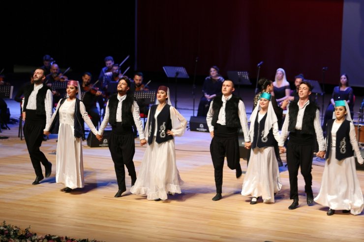 İzmir Devlet Türk Dünyası Dans ve Müzik Topluluğu Denizlilileri büyüledi