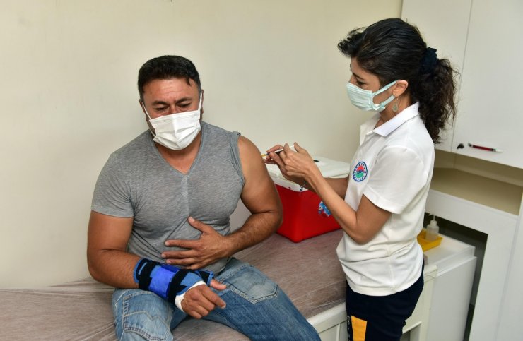 Kepez Belediyesi Sağlık Merkezi ekibi, 41 günde 9 bin Covid-19 aşısı yaptı