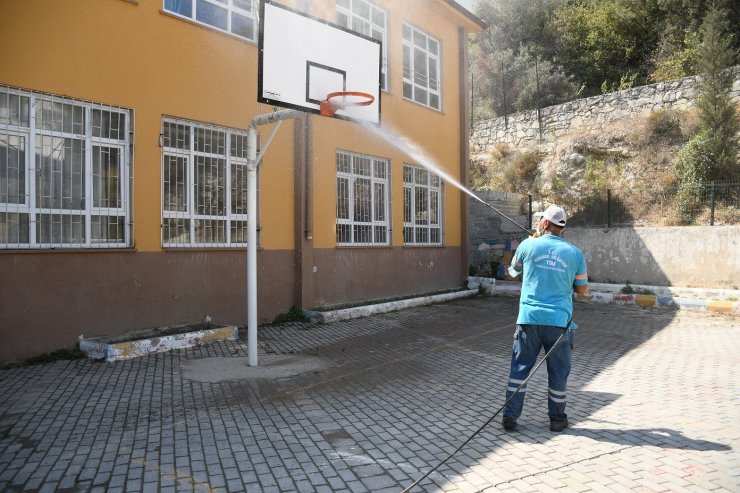 Kuşadası’ndaki okullar her hafta dezenfekte ediliyor