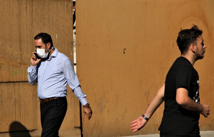 Elazığ’da vatandaşlar korona virüs tedbirlerini unuttu, maskeler çene altına indi