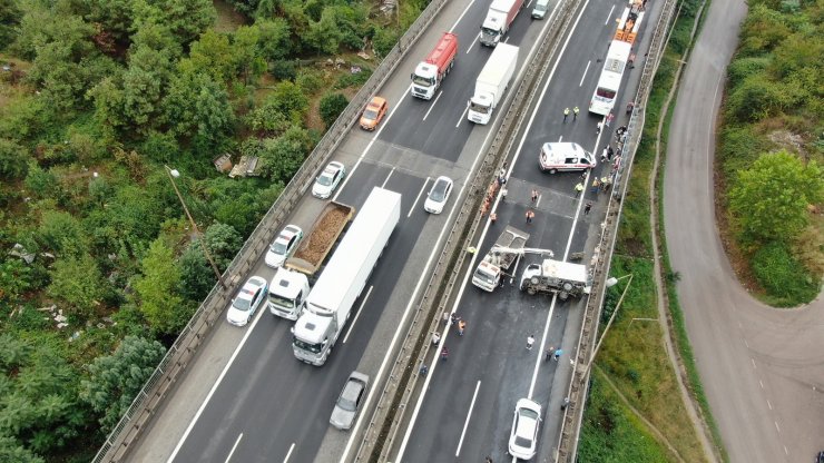 TEM’de 9 araç birbirine girdi, İstanbul istikameti trafiğe kapandı: 4 yaralı