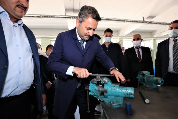 Başkan Eroğlu, iş önlüğü giyip eğe yaptı